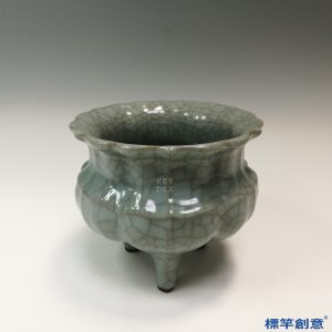GC199 南宋龍泉窯粉青釉冰裂紋葵口鬲式香爐