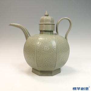 FC055 五代越窯祕色瓷刻旋渦花卉八棱執壺