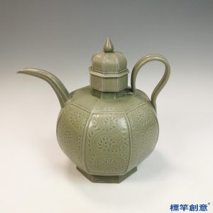 FC055 五代越窯祕色瓷刻旋渦花卉八棱執壺