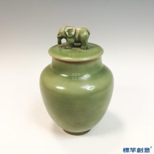 GC206 南宋龍泉窯粉青釉象鈕蓋罐