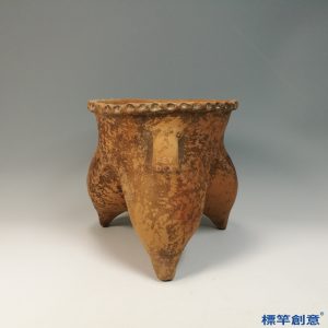 AA012 馬家窯文化彩陶附凸點口沿三足帶把陶鬶