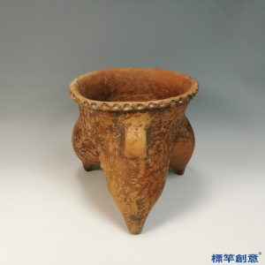 AA012 馬家窯文化彩陶附凸點口沿三足帶把陶鬶