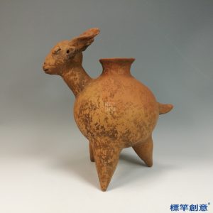 AA013 馬家窯文化紅陶羊首三足陶塑壺