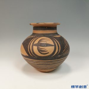 AA017 馬家窯文化彩陶眼形魚紋小陶壺