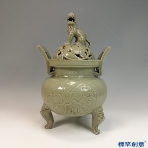 FC060 五代越窯青瓷鏤刻蓮瓣獅鈕三足薰香爐