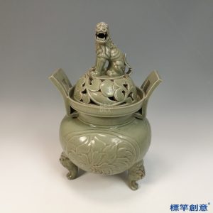 FC060 五代越窯青瓷鏤刻蓮瓣獅鈕三足薰香爐