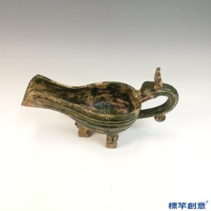 DB049 漢代綠釉陶獸首曲柄四足匜