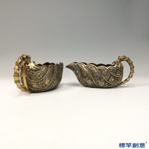 FB141 唐代鎏金銅鏨刻花卉紋葉形匜式杯一對