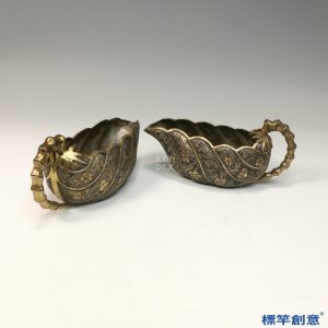 FB141 唐代鎏金銅鏨刻花卉紋葉形匜式杯一對