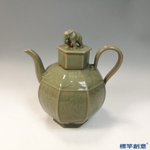 FC072 五代越窯青瓷刻牡丹紋象鈕八稜執壺