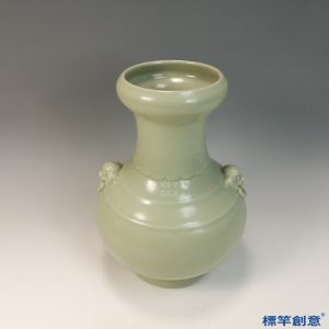 IA062 清代乾隆景德鎮官窯豆青釉貼獸耳掛環瓶