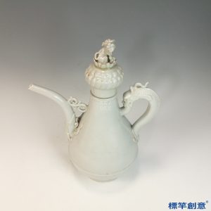 HA100 元代景德鎮窯甜白釉貼塑獅鈕龍柄執壺