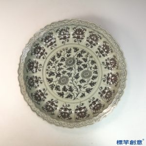 HB081 明代洪武景德鎮官窯釉裡紅繪菊花紋葵口大盤
