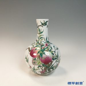 IA075 清代乾隆景德鎮官窯白釉地粉彩繪壽桃天球瓶