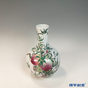 IA075 清代乾隆景德鎮官窯白釉地粉彩繪壽桃天球瓶