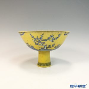 HB096 明代晚期景德鎮窯黃釉地青花成化款歲寒三友紋高足碗