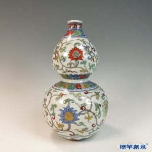 HB097 明代晚期景德鎮窯鬥彩成化款纏枝花卉紋葫蘆瓶