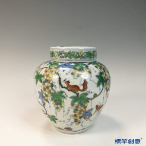 HB101 明代晚期景德鎮窯鬥彩成化款葡萄松鼠紋蓋罐