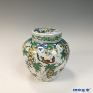 HB101 明代晚期景德鎮窯鬥彩成化款葡萄松鼠紋蓋罐