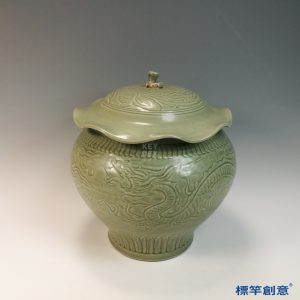 FC082 五代越窯青瓷剔刻龍紋荷葉蓋罐