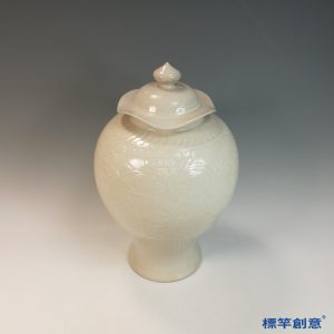 GB194 北宋定窯白釉剔刻牡丹紋荷葉蓋罐