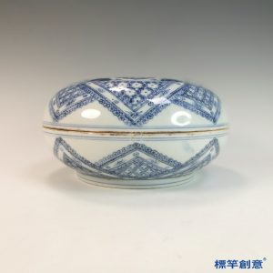 HB105 明中晚期靑花成化款團壽八寶紋蓋盒