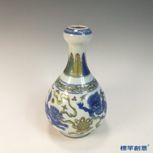 HB106 明中晚期鬥彩成化款祥獅戲球紋蒜頭瓶