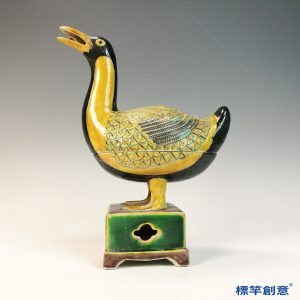 HB126 明中晚期五彩成化款鴨形香燻爐