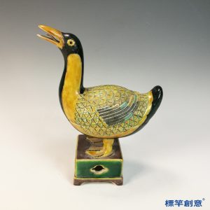 HB126 明中晚期五彩成化款鴨形香燻爐