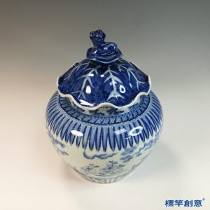 HB131 明中晚期青花成化款人物庭園紋荷葉蓋罐（口沿小損）