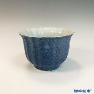 HB136 明宣德灑藍釉刻纏枝蓮紋宣德款折沿葵瓣盌