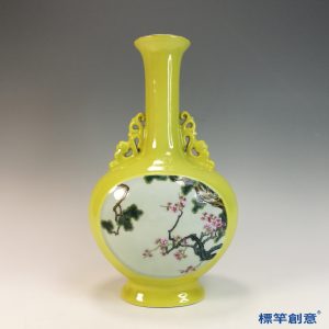 IA084 清嘉慶淡黃地開窗琺瑯彩繪花鳥紋乾隆款雙耳扁瓶