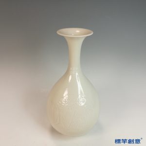 GB197 北宋定窯白釉刻玉兔搗藥紋玉壺春瓶