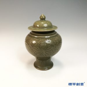 GA085 宋代龍泉窯青瓷刻纏枝蓮紋帶蓋罐